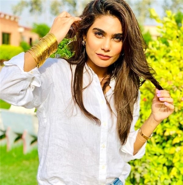 Məşhur model Pakistandakı təyyarə qəzasında həyatını itirdi - FOTO