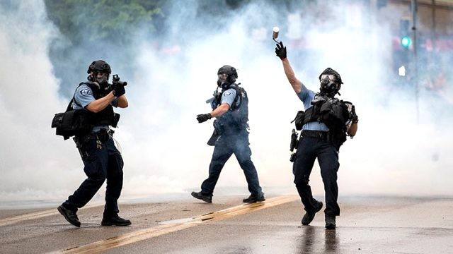 Polis qaradərili şəxsi boğaraq öldürdü, etirazlar başladı - Fotolar
