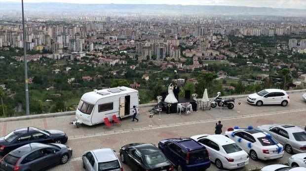 Avtomobildə toy etdilər - FOTO