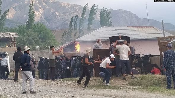 Sərhəddə toqquşma: 20 qırğız yaralandı (VİDEO)