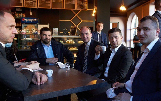 Ukrayna prezidenti karantini belə pozdu 