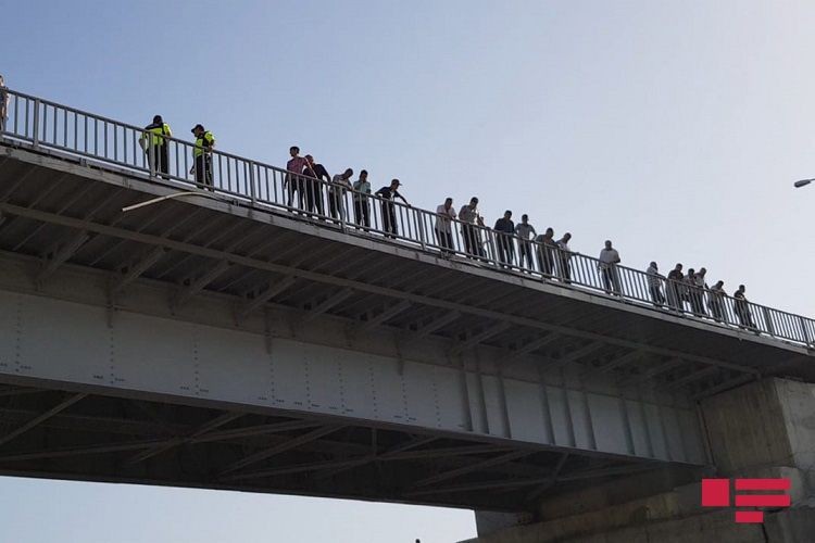 Göyçay sakini özünü körpüdən çaya atdı - YENİLƏNİB (FOTO)