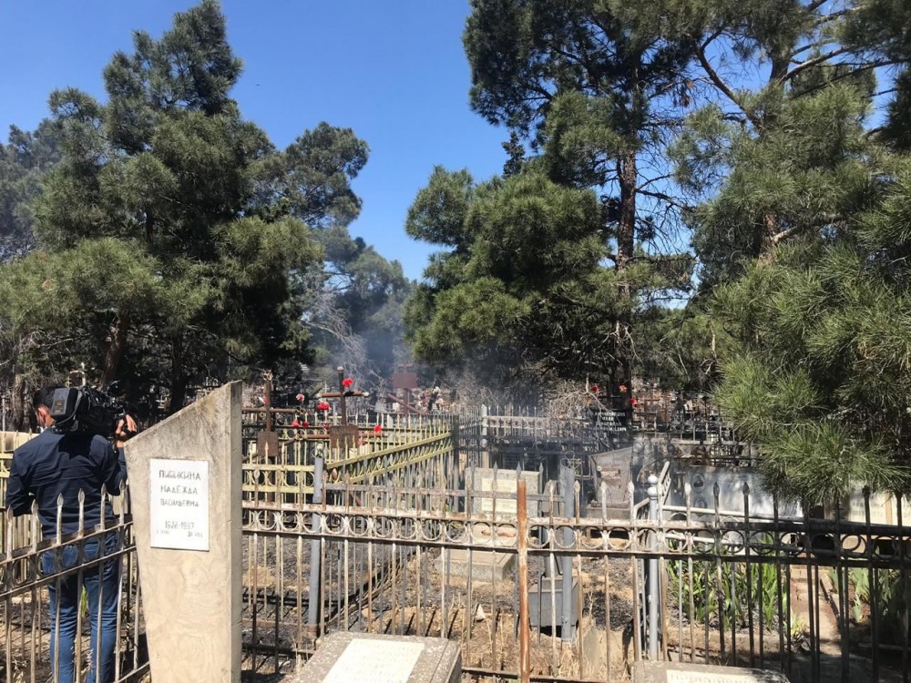 Yasamaldakı qəbiristanlıqda yanğın söndürüldü - YENİLƏNİB (FOTO)