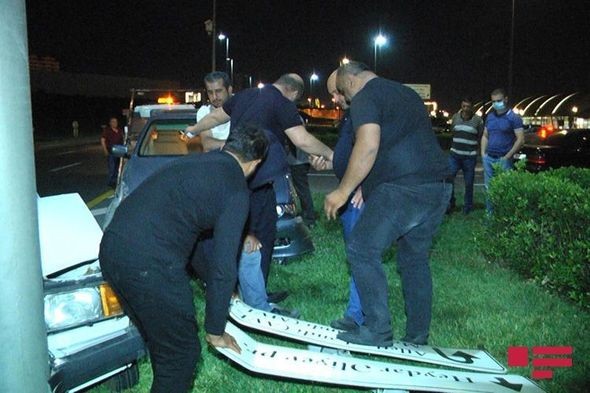 İki avtomobil əvvəlcə bir-birinə, sonra işıq dirəyinə çırpıldı - Foto