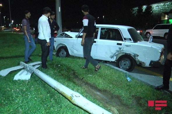 İki avtomobil əvvəlcə bir-birinə, sonra işıq dirəyinə çırpıldı - Foto