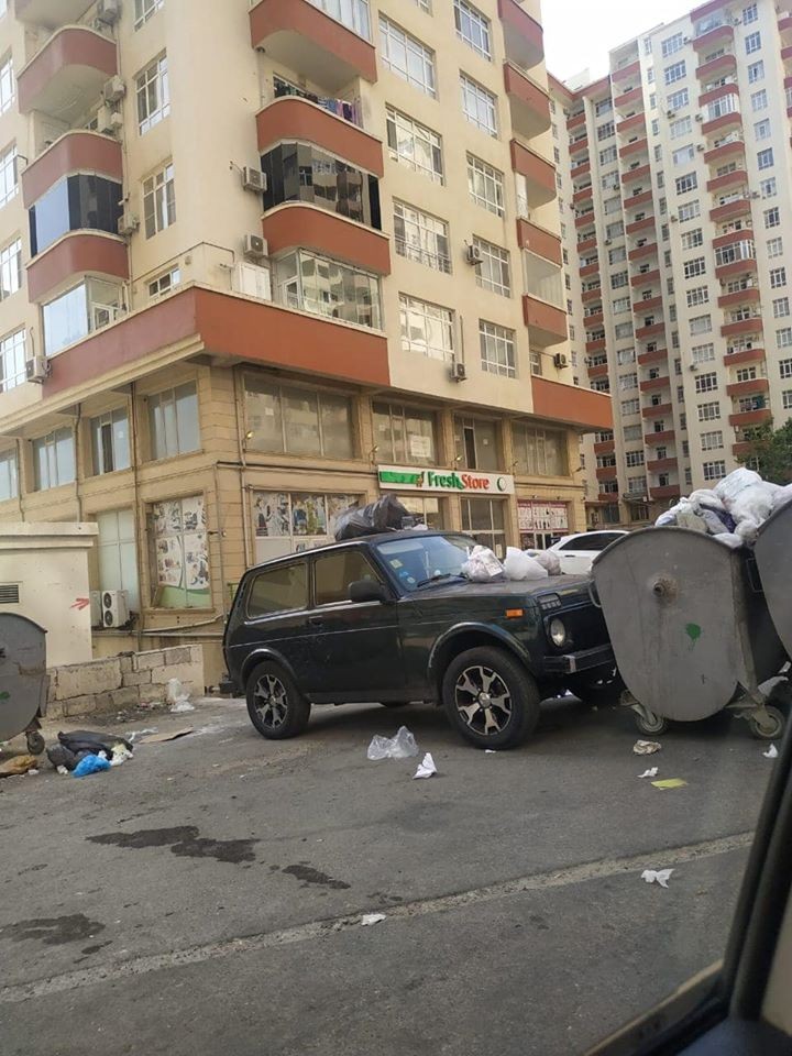Yasamalda bu dəfə "Niva"nın üstünə zibil atdılar - FOTOLAR