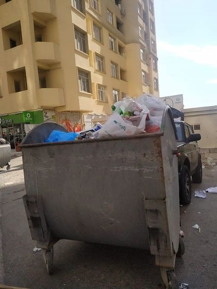 Yasamalda bu dəfə "Niva"nın üstünə zibil atdılar - FOTOLAR