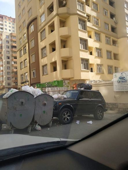 Yasamalda bu dəfə "Niva"nın üstünə zibil atdılar - FOTOLAR