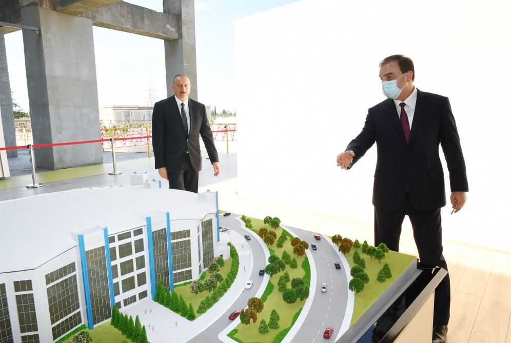 İlham Əliyev Gəncə İdman Sarayının tikintisi ilə tanış oldu - FOTOLAR