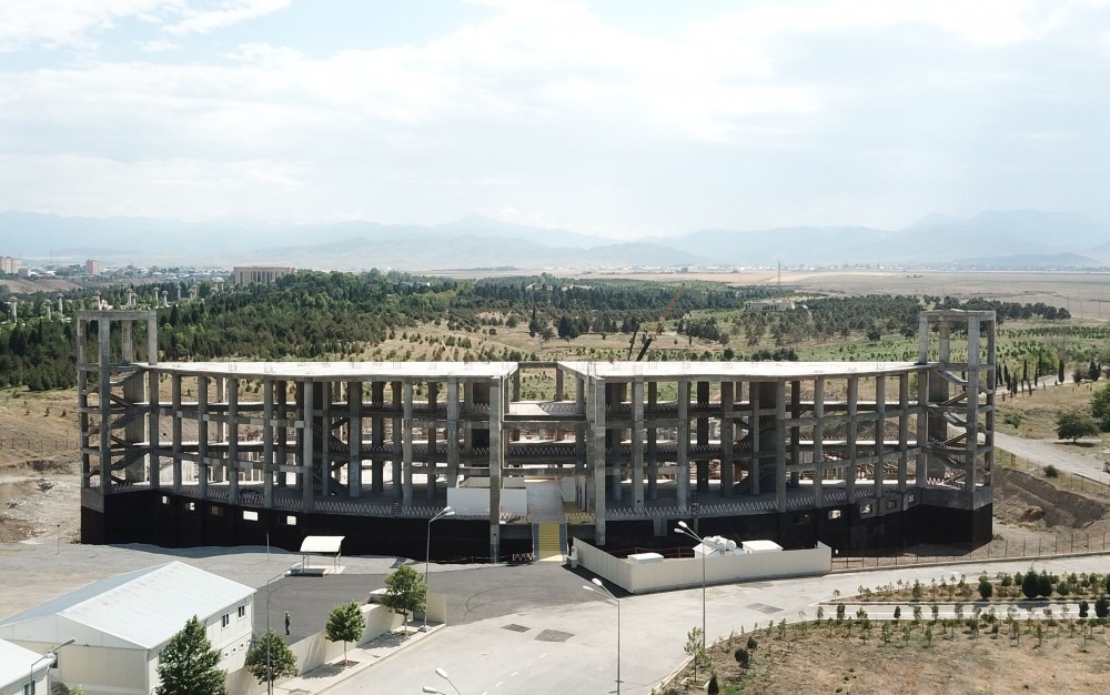 İlham Əliyev Gəncə İdman Sarayının tikintisi ilə tanış oldu - FOTOLAR