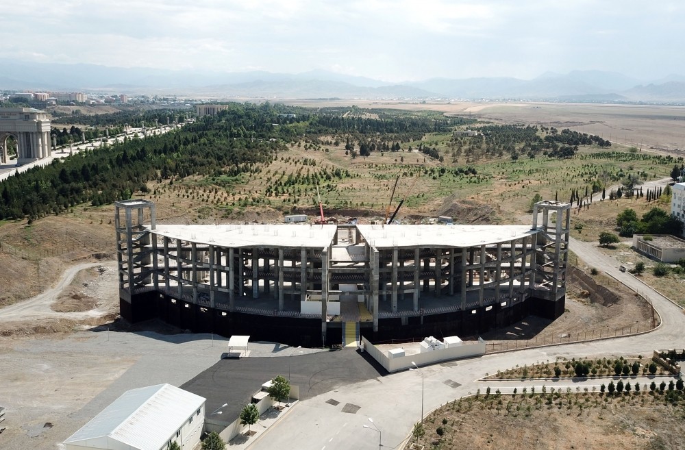 İlham Əliyev Gəncə İdman Sarayının tikintisi ilə tanış oldu - FOTOLAR