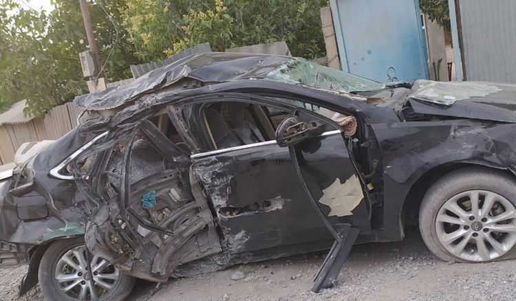 Maşın hasara çırpılıb, xəsarət alanlar var (FOTO)