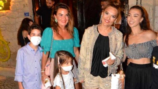 Qaydaları pozan müğənni polisləri görən kimi maska taxdı (FOTO+VİDEO)