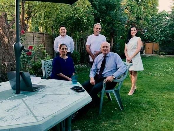 Britaniyalı nazir türkiyəli müğənninin evində qonaq oldu - FOTOLAR