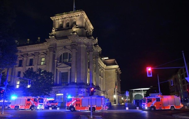 Bundestaqın binasını yandırmağa çalışdılar - FOTO