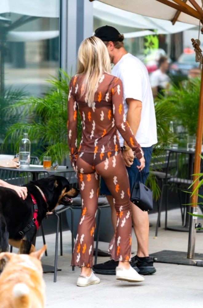 Məşhur model bu geyimdə küçəyə çıxdı  - FOTO