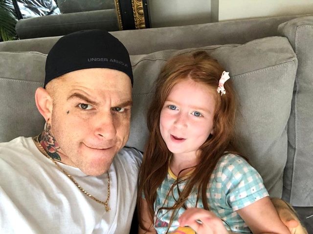 Tanınmış müğənni ilk dəfə qızının fotosunu paylaşdı - FOTO