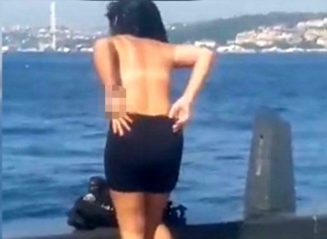 Sahildə qadın çılpaq şəkildə dənizə girdi - FOTO