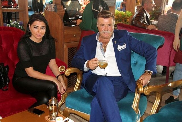 70 yaşlı aktyor özündən 33 yaş kiçik sevgilisi ilə evləndi - FOTOLAR