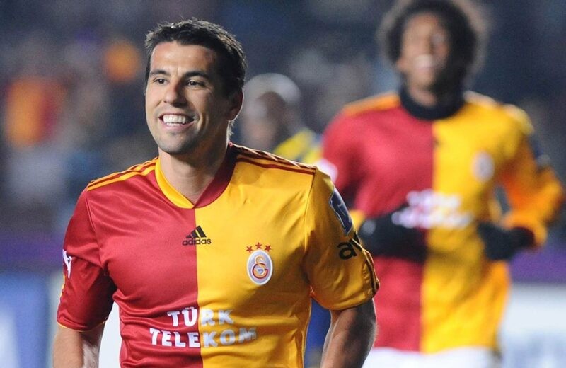 "Qalatasaray"da oynamış futbolçu karyerasını bitirir 