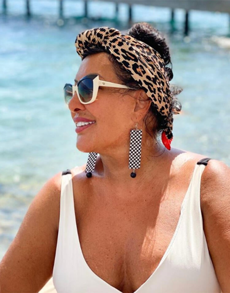 66 yaşlı müğənni çimərlik geyimində poz verdi - FOTO