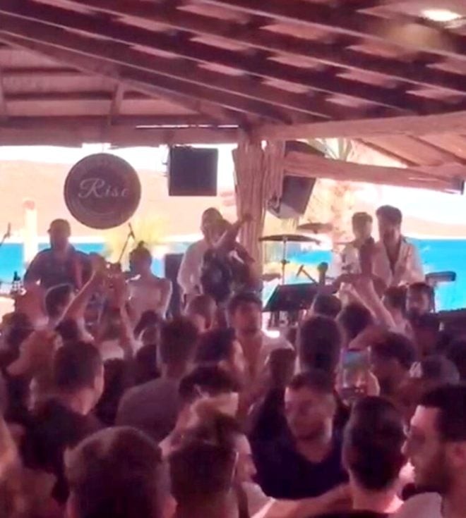 Tanınmış müğənninin konsertinə polis basqın etdi - FOTOLAR