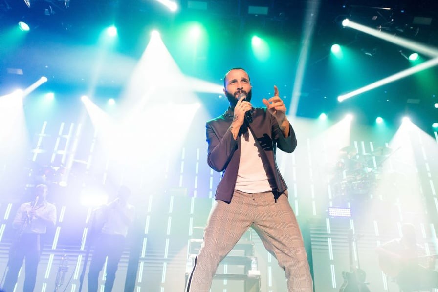 Tanınmış müğənninin konsertinə polis basqın etdi - FOTOLAR