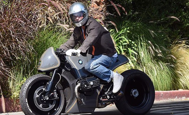 Bred Pitt Ancelina Colinin evindən çıxarkən görüntüləndi - FOTO