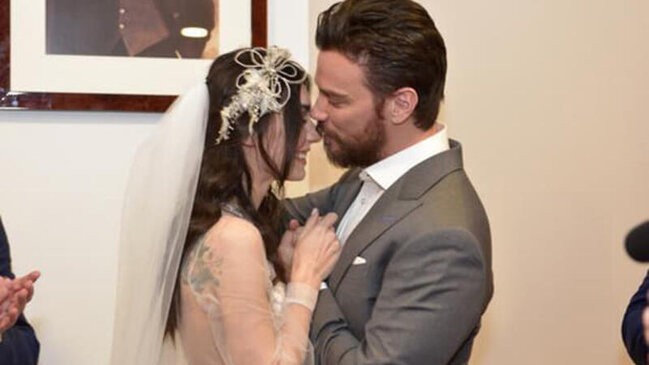 Məşhur müğənni ayrıldığı həyat yoldaşı ilə yenidən evlənir - FOTO