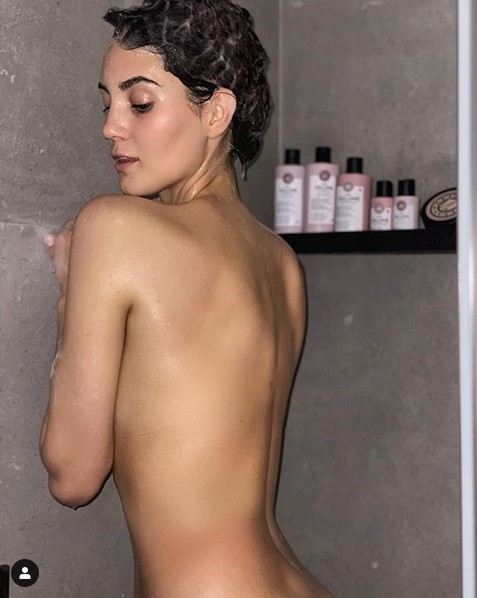 Məşhur futbolçunun bacısı reklam zamanı soyundu - FOTO