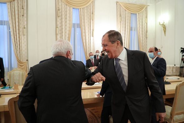 Koronavirusdan qorxan Lavrov və Zərif belə görüşdülər - FOTO