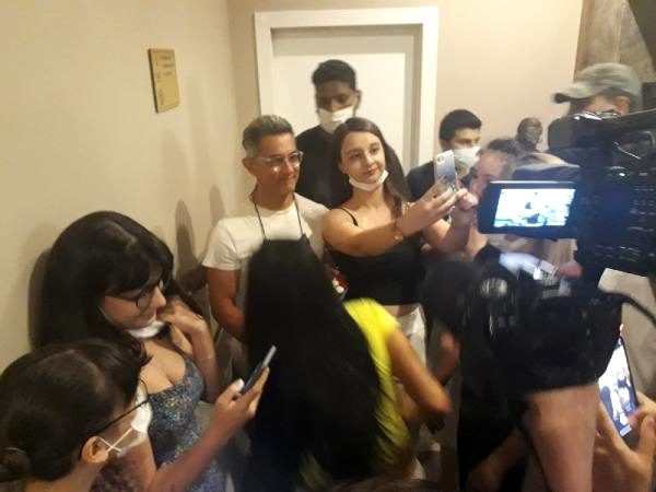 Məşhur aktyorun fanatları hotelə basqın etdi - FOTOLAR