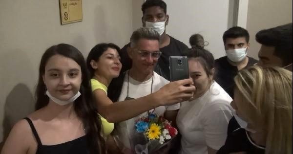 Məşhur aktyorun fanatları hotelə basqın etdi - FOTOLAR