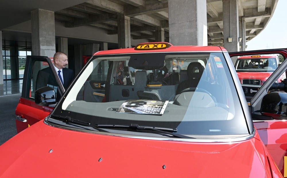 İlham Əliyev yeni "London taksi"ləri ilə tanış oldu (FOTOLAR-YENİLƏNİB)