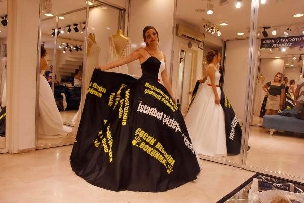 Qadına şiddətə qarşı qara gəlinlik jesti - FOTOLAR