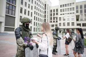 Belarusda polislər etirazçılara belə dəstək oldu - FOTO