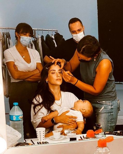 Məşhur aktrisa çəkilişə oğlunu da gətirdi - FOTO