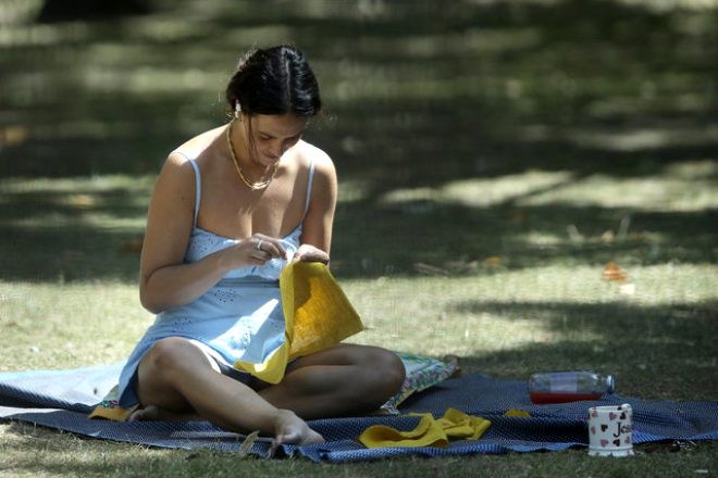 Parkda istirahət edən məşhur aktrisanı heç kim tanımadı - FOTOLAR
