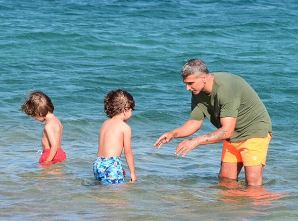 Xoşqədəmin əri övladları ilə belə dincəlir - FOTOLAR