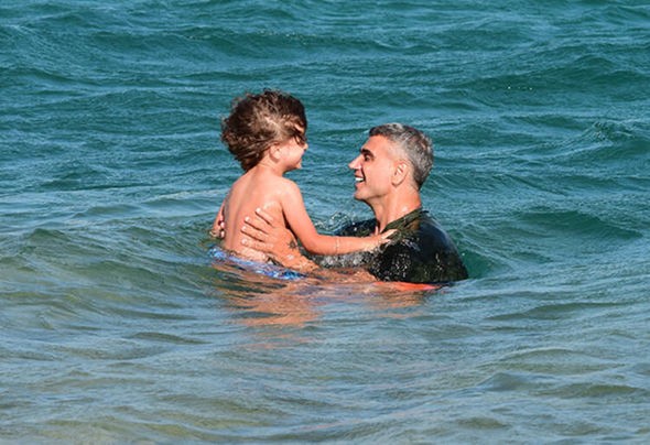 Xoşqədəmin əri övladları ilə belə dincəlir - FOTOLAR