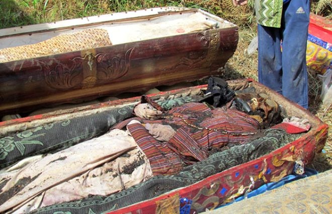 Hər il məzardan çıxardıqları ölülərinə yemək verib siqaret çəkdirirlər...(FOTOLAR)