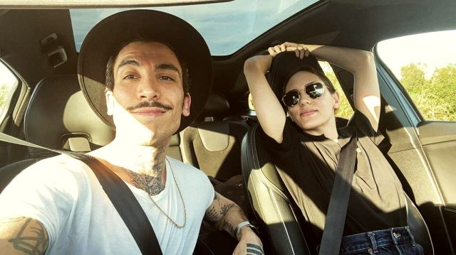 Həyat yoldaşı və onun keçmiş sevgilisi ilə tətilə çıxdı  