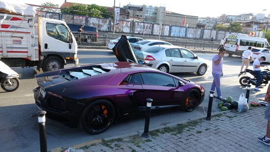 "Lamborghini" ilə qarpız satdı - FOTO