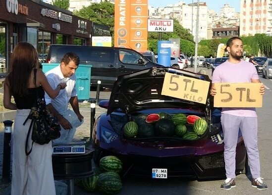"Lamborghini" ilə qarpız satdı - FOTO