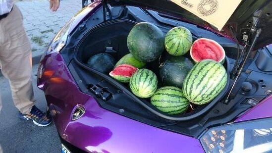"Lamborghini" ilə qarpız satdı - FOTO