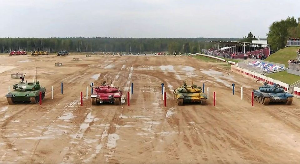 Zakir Həsənov Moskvada “Tank biatlonu”nun finalını izlədi - FOTOLAR