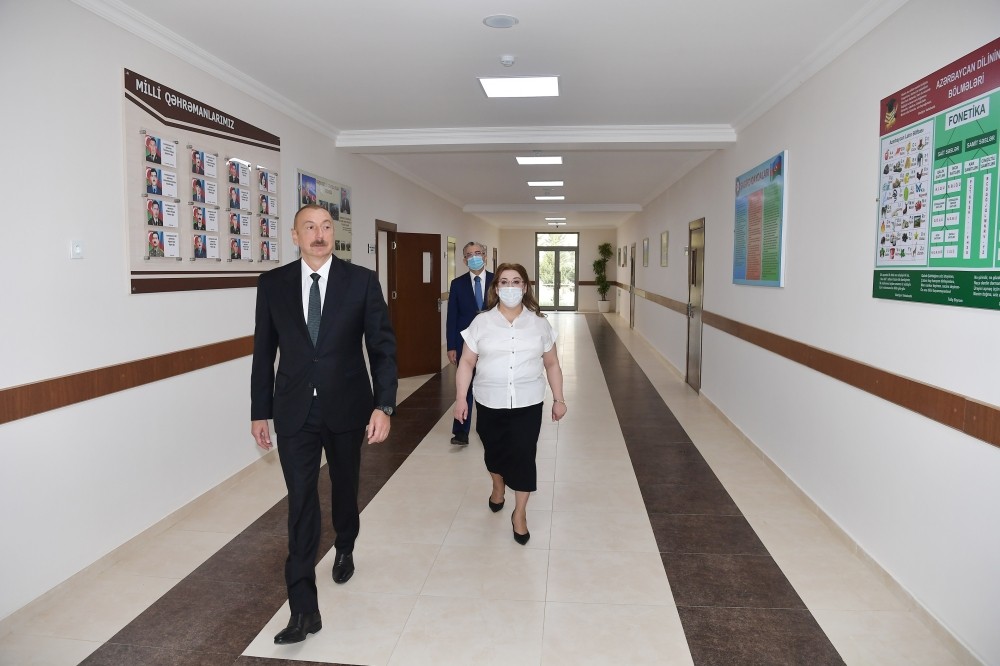 İlham Əliyev məktəbin açılışında - FOTOLAR