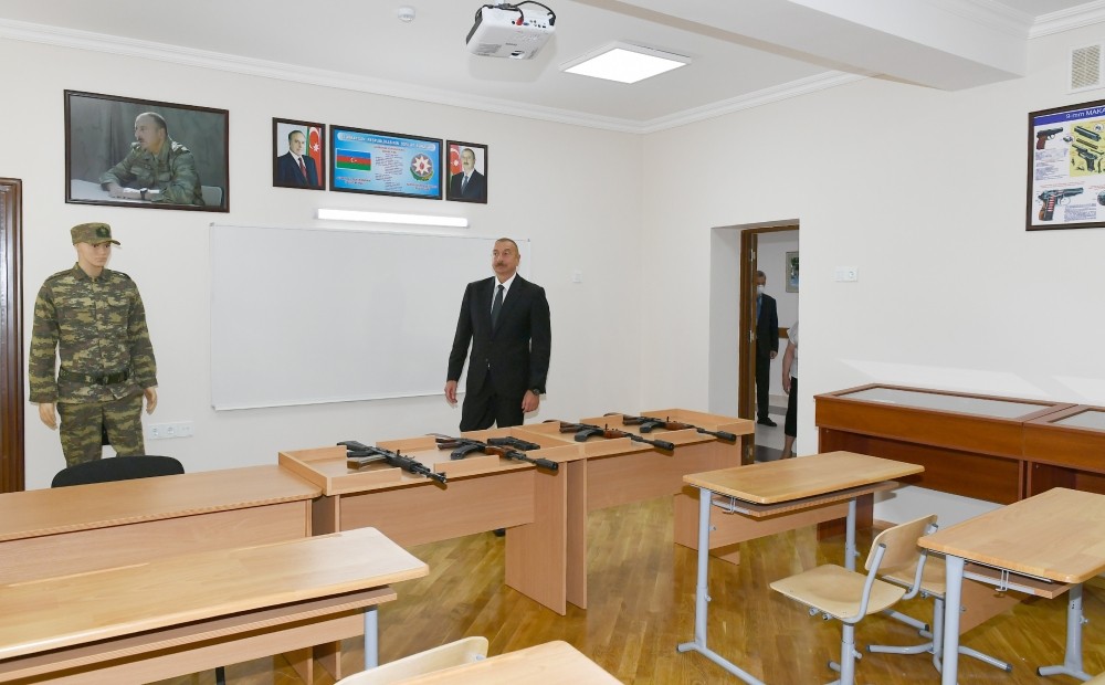 İlham Əliyev məktəbin açılışında - FOTOLAR