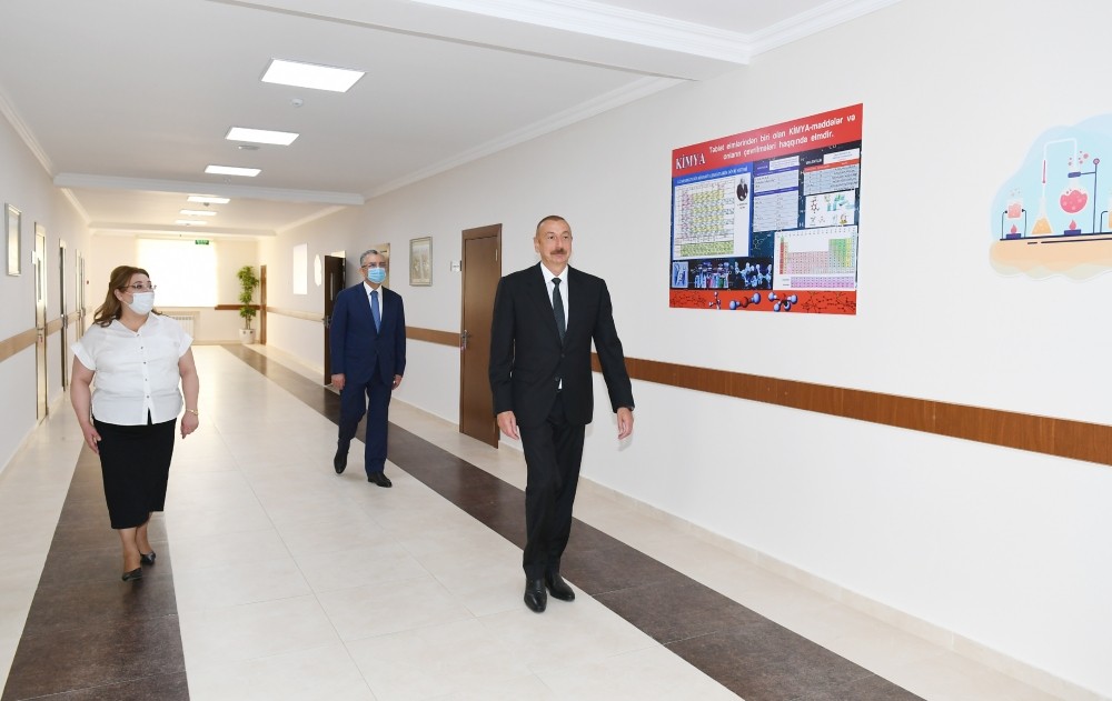 İlham Əliyev məktəbin açılışında - FOTOLAR