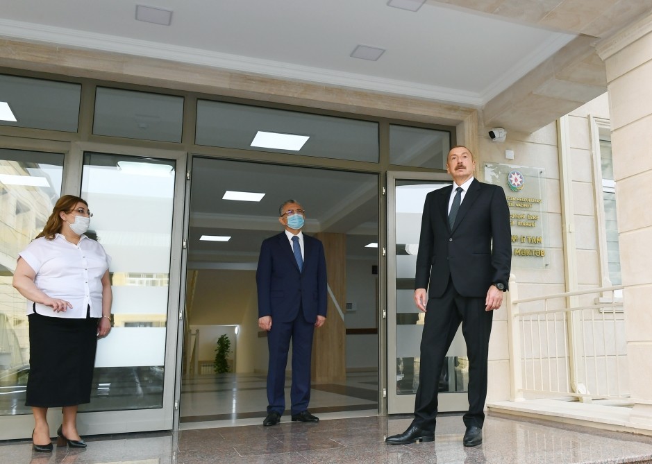 İlham Əliyev məktəbin açılışında - FOTOLAR